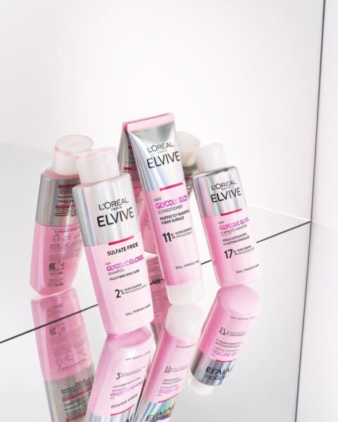 Różowa linia Elseve Glycolic Gloss składająca się z szamponu, odżywki i serum