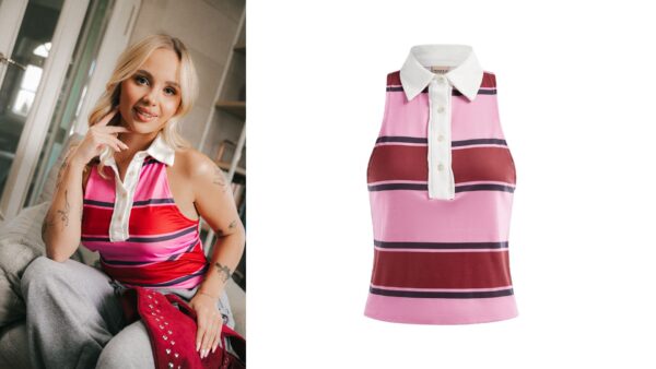 PIękna blondynka z uśmiechem na twarzy pozuje w swobodnej pozie.