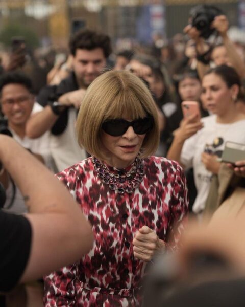 Anna Wintour podczas pokazów mody w Paryżu w sukience we wzory.