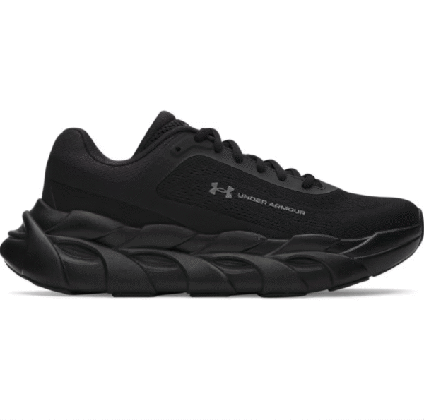 Czarny sneaker Under Armour HALO z futurystyczną, rzeźbiarską podeszwą i lekką, przewiewną cholewką z siatki. Model w minimalistycznym odcieniu total black łączy sportową funkcjonalność z modnym streetwearowym designem.