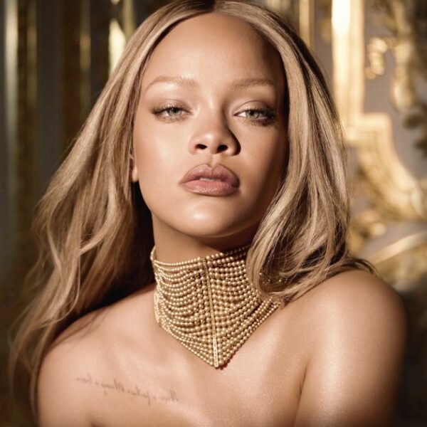 Rihanna, niczym bogini, gwiazdą kultowych perfum Dior J’Adore
