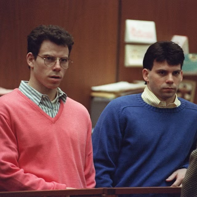 Bracia Menendez rodzina. Lyle i Erik podczas procesu w 1992 roku. Ubrani w kolorowe swetry słuchają uważnie wyroku sądu