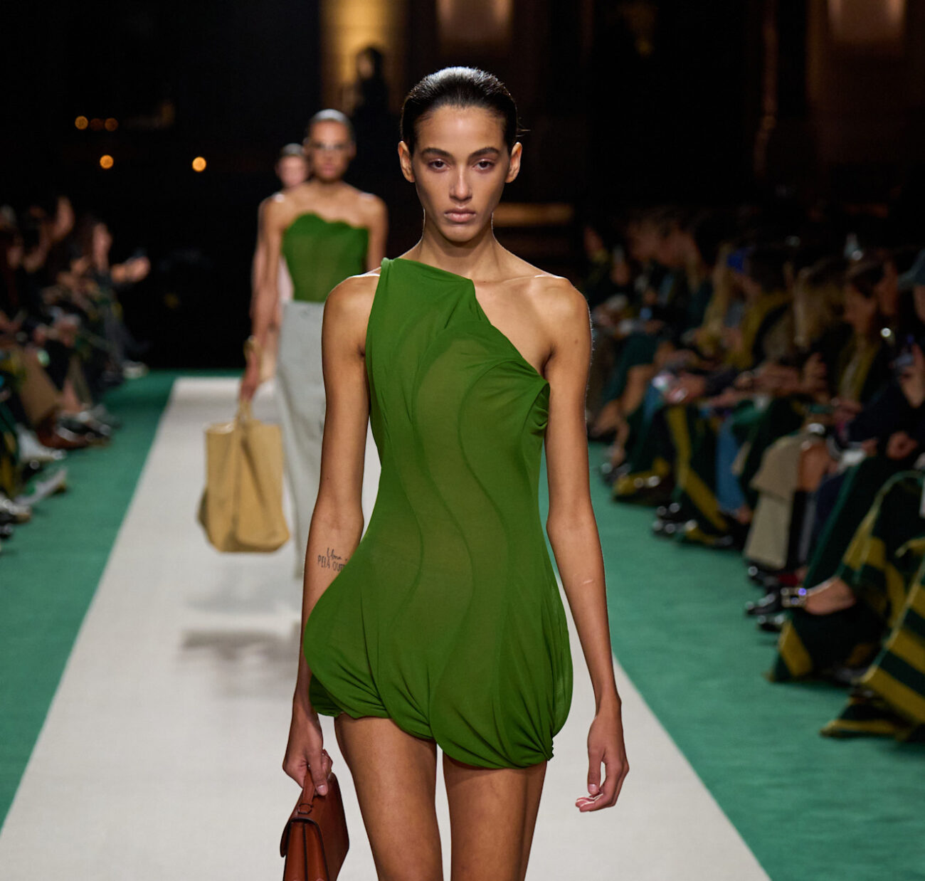 Szmaragdowa zieleń w kolekcji Victoria Beckham SS25