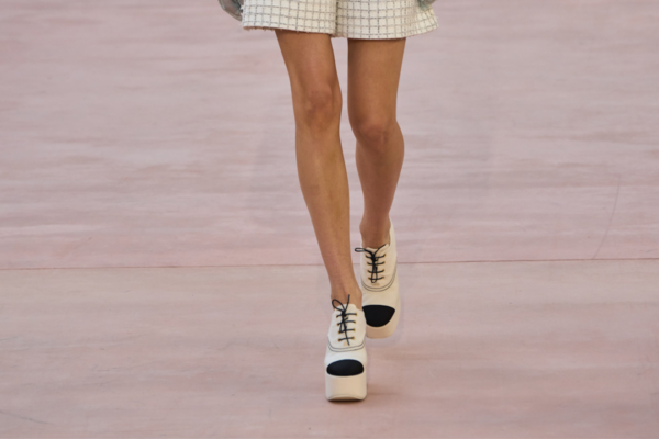 Biało-czarne buty shoots na pokazie Chanel wiosna-lato 2025