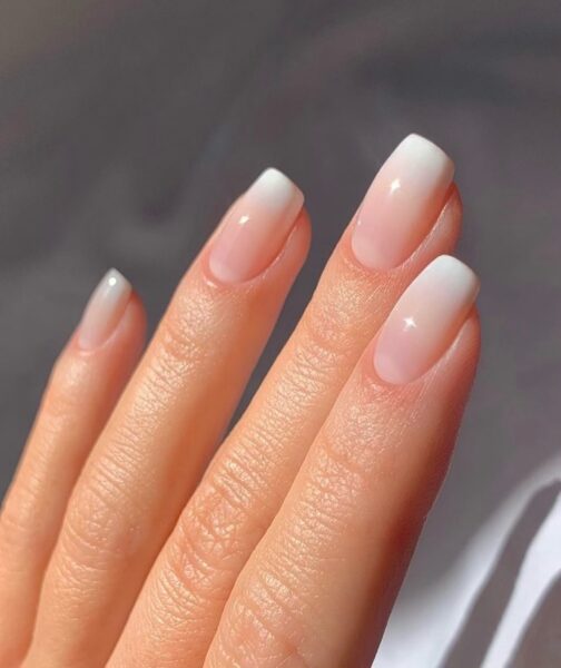 Modny manicure 2025: Różowe paznokcie ombre – manicure z delikatnym gradientem w odcieniach różu i bieli.