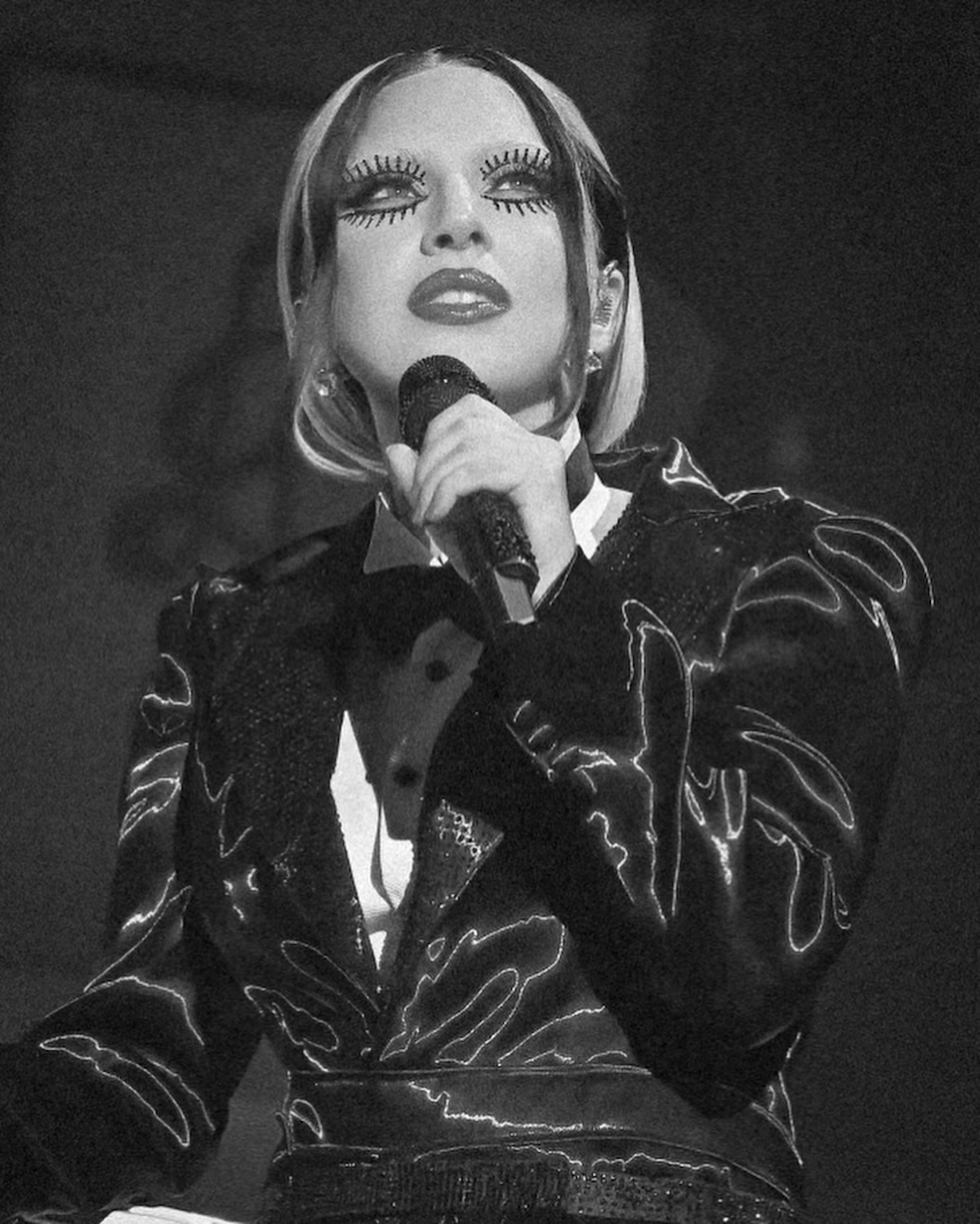 Fireaid 2025: Lady Gaga na czarno-białym kadrze, występująca na scenie.