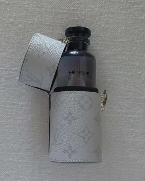 Najpiękniejsze perfumy damskie 2025: Louis Vuitton Méteore – luksusowy flakon z czarnym korkiem w ochronnym białym etui z logotypem marki.