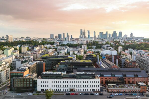 Elektrownia Powiśle walentynki – panorama miasta – Widok na Elektrownię Powiśle z lotu ptaka na tle warszawskiego skyline’u. Industrialna przestrzeń tętniąca życiem, oferująca niezapomniane walentynkowe atrakcje dla par i przyjació