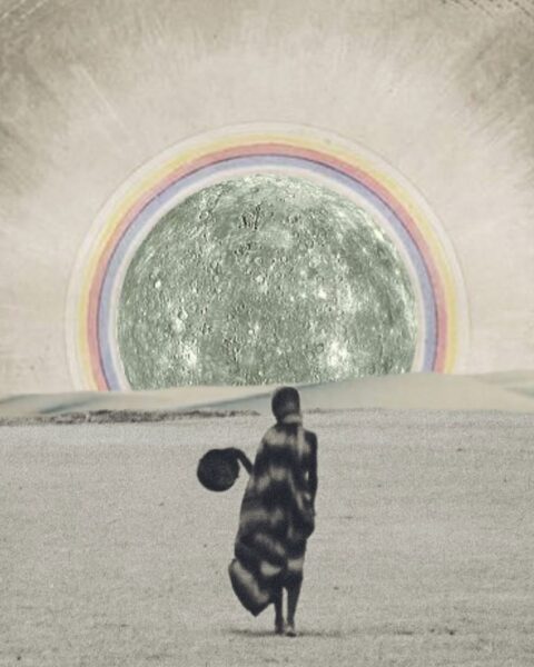 Ilustracja przedstawiająca kobietę stojącą tyłem, która znajduje się na wielkiej pustyni. Patrzy w niebo, a na nim znajduje się wielki, promieniujący księżyc.