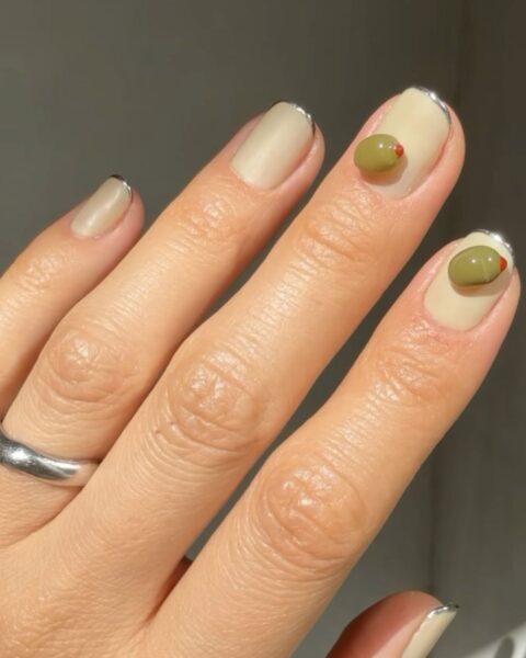 Oliwkowe paznokcie –  nie chodzi o te zielone, a inspirowane drinkiem. Czym są Martini Nails?