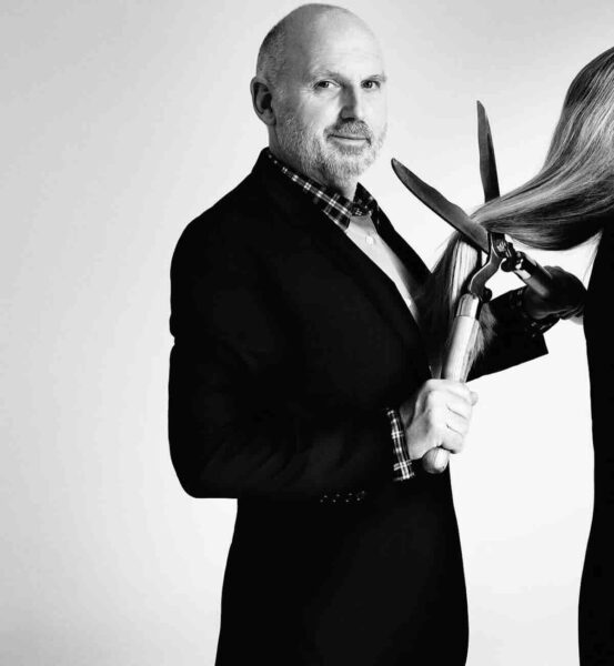 Czarno-biały portret Sama McKnighta trzymającego ogromne nożyce ogrodowe, który w przewrotny sposób pokazuje jego poczucie humoru i dystans do własnej legendy. Artystyczna wizja kreatora, który zrewolucjonizował świat fryzjerstwa.