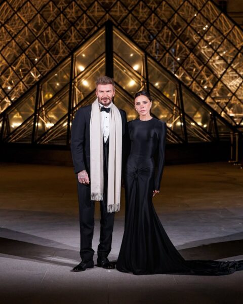 Le Grand Dîner du Louvre - co to: Beckhamowie ubrani podczas wystawnej kolacji pozujący na tle Luwru. Kobieta ubrana jest w czarną suknie z trenem, a mężczyzna w oryginalny smoking.