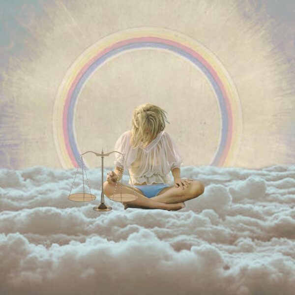 Surrealistyczna kompozycja przedstawiająca kobietę z jasnymi włosami siedzącą ze skrzyżowanymi nogami na chmurach. Kobieta ubrana jest w białą, luźną bluzkę i niebieskie szorty. Obok postaci znajduje się waga (symbol sprawiedliwości). Za postacią widoczny jest wielokolorowy pierścień tęczy tworzący aureolę lub portal, z promienistym białym tłem.