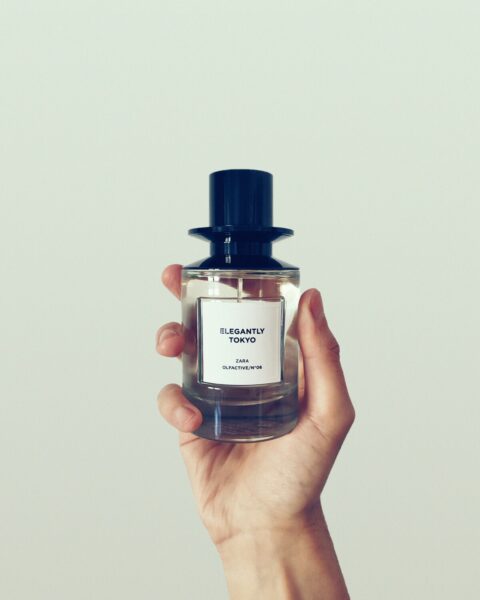 Perfumy z Zary zamienniki. Zdjęcie przedstawia rękę trzymającą perfumy z Zary Elegantly Tokyo, w szklanym minimalistycznym flakonie z czarnym zamknięciem.