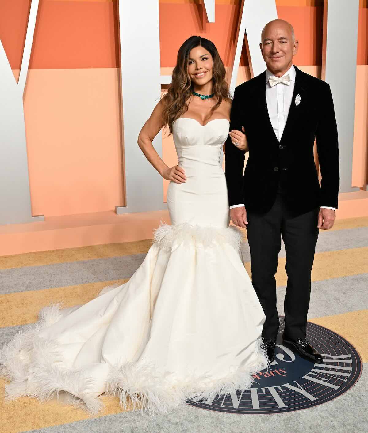 Lauren Sánchez i Jeff Bezos na czerwonym dywanie podczas Vanity Fair Oscar Party – stylowy duet, który wkrótce powie sobie „tak” w romantycznej Wenecji. Suknia Lauren z piórami już dziś przypomina ślubną elegancję.