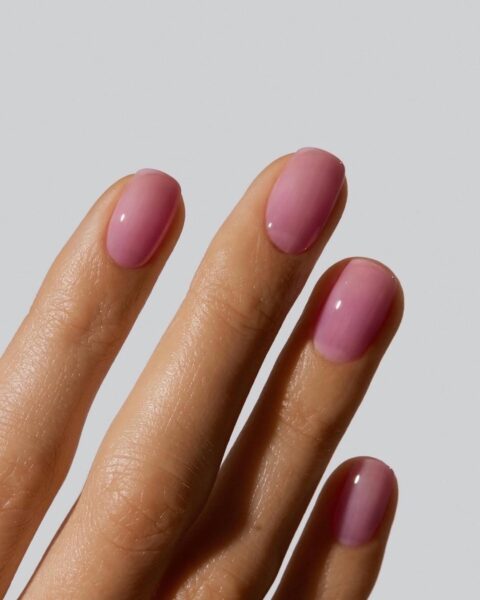Jelly nails powracają w 2025! Oto pomysły na paznokcie z efektem galaretki