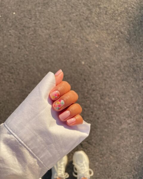 Paznokcie z suszonymi kwiatami na wiosnę 2025. Ten manicure to kwintesencja romantyzmu