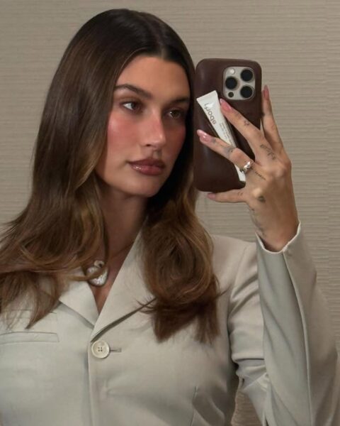 Manicure w stylu Hailey Bieber. Najgorętszy trend 2025 to ten, który już wcześniej wylansowała
