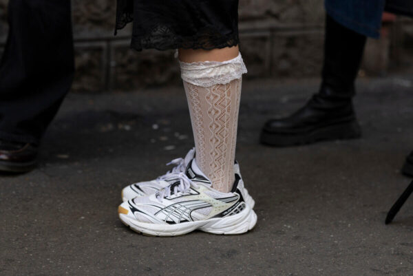 Sneakersy idealne na kwiecień 2025. 5 trendów, którym warto dać szansę w tym miesiącu