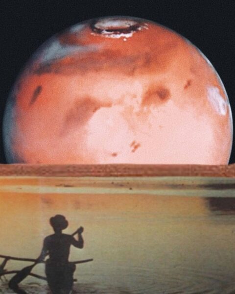 Grafika w stylu ezoterycznym. Widać na niej brzeg morza, morze, na którym pływa człowiek w kajaku, a także ciemne, nocne niebo z wielką czerwoną planetą.