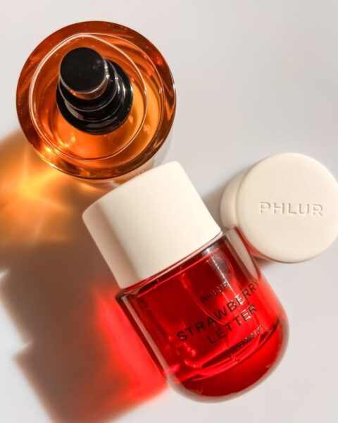 Truskawkowe perfumy to hit 2025 roku! Poznaj 8 najlepszych, słodkich zapachów