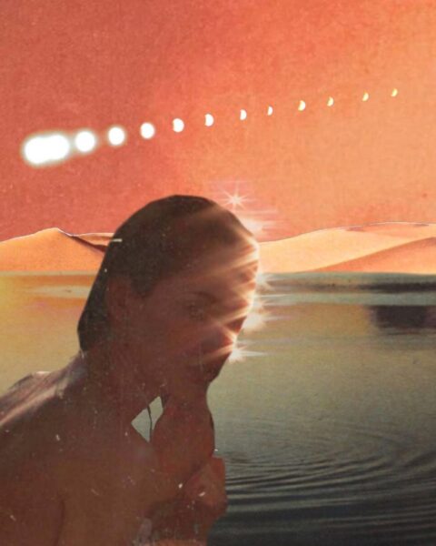 Ilustracja kobiety, która jest na pierwszym planie. Pozuje półbokiem i odwraca się do obiektywu. Pozuje na tle jeziora, a w tle widać pustynię oraz pomarańczowe niebo przez które przelatuje planeta.