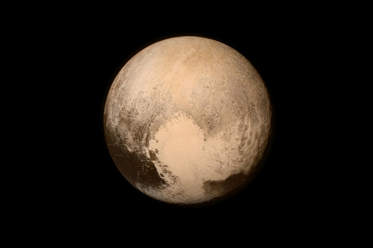 Retrogradacja Plutona w Wodniku 2025. Zdjęcie przedstawia Plutona. Fotografia została wykonana przez NASA.