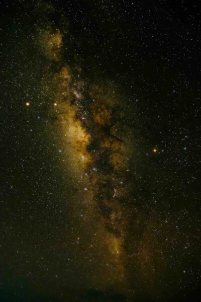 Horoskop dla Raka (21–27.04): Widok Drogi Mlecznej uchwycony nocą na bezchmurnym niebie, z wyraźnie widoczną gęstą strukturą pyłowo-gwiazdową oraz rozproszonym światłem gwiazd tworzących świetlistą wstęgę przecinającą kadr. Zdjęcie oddaje majestatyczne piękno kosmosu widzianego z Ziemi z dala od miejskich świateł.