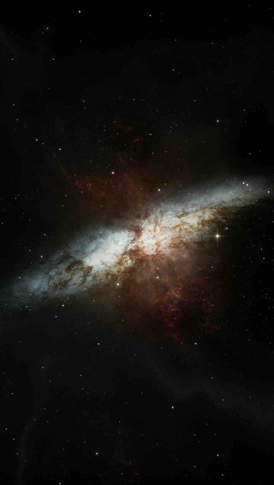 Horoskop tygodniowy dla Wodnika (21–27.04): Spektakularne zbliżenie galaktyki M82 (Galaktyki Cygaro) – nieregularna forma, intensywnie rozświetlona centralna część i czerwone struktury gazowe wskazują na intensywne procesy gwiazdotwórcze w tej galaktyce.