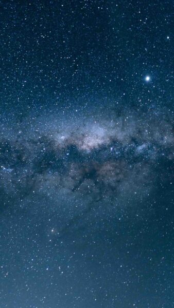 Horoskop dla Panny (21–27.04): Panoramiczne ujęcie nocnego nieba z szeroko rozciągniętym pasmem Drogi Mlecznej w odcieniach błękitu i szarości. Setki jasno świecących gwiazd tworzą hipnotyzujący wzór na tle ciemnej przestrzeni kosmicznej.