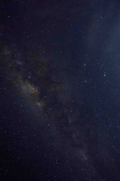 Horoskop tygodniowy dla Skorpiona (21–27.04): Nocne niebo z subtelnie zarysowaną Drogą Mleczną na tle ciemnego granatu. Tysiące gwiazd tworzą iskrzące tło, a widoczna mgławicowa struktura dodaje zdjęciu głębi i tajemniczości.