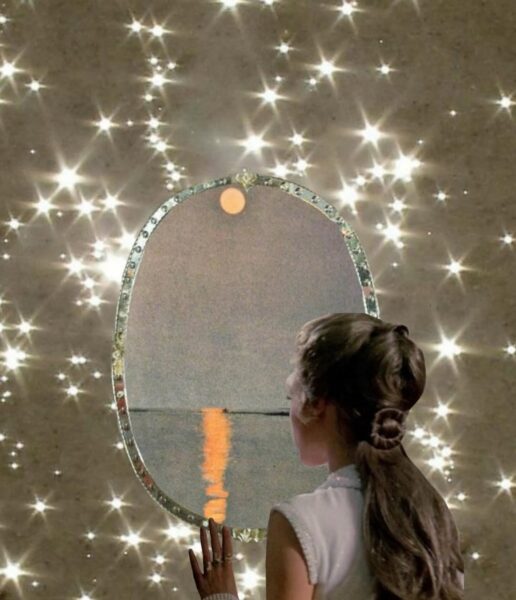 Dziewczyna w białej sukience z tyłu głowy patrzy w lustro o owalnym kształcie z ozdobną ramą. W lustrze odbija się pomarańczowy księżyc nad ciemną wodą, tworząc jasną refleksję. Całe zdjęcie jest otoczone wieloma świetlistymi punktami przypominającymi gwiazdy, co nadaje obrazowi magiczny, baśniowy charakter, nawiązujący do retrogradacji Plutona.