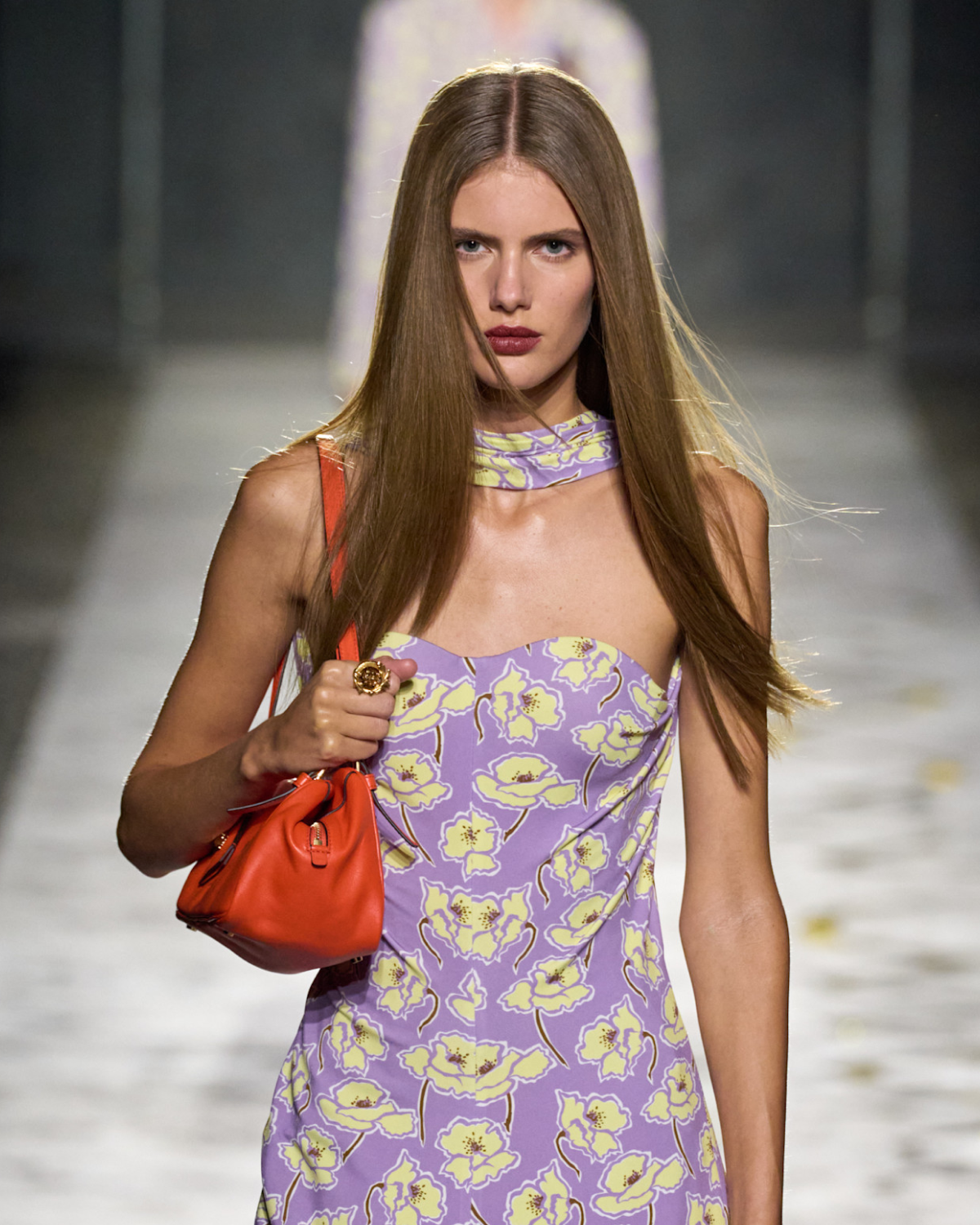 Zdjęcie pokazujące modelkę na wybiegu SS25 Versace. trendy lato 2025 miumag
