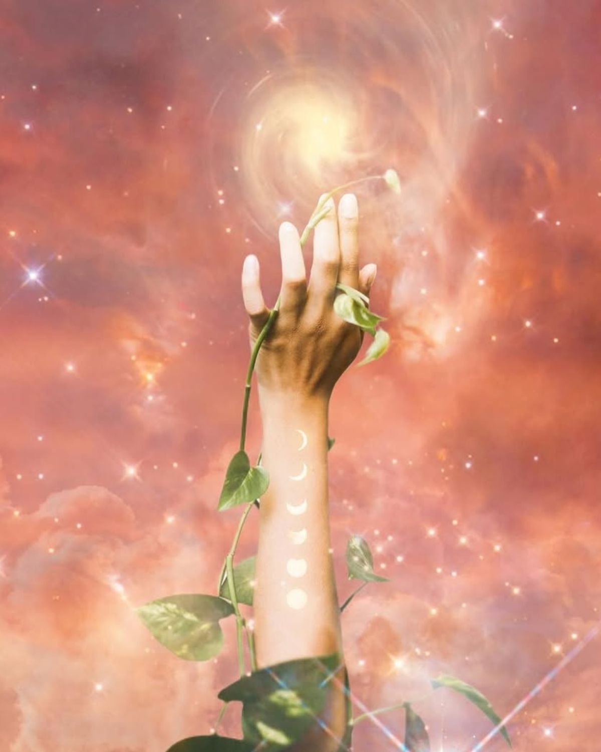 Astrologia listopad 2025: Ilustracja w stylu astrologicznym. Widać na dłoń owiniętą bluszczem. Dłoń pozuje na tle różowego nieba. Dookoła widać gwiazdy.