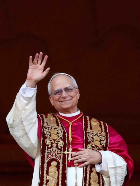 Leon 14 poglądy: Papież na balkonie podczas konklawe machający do tłumu.