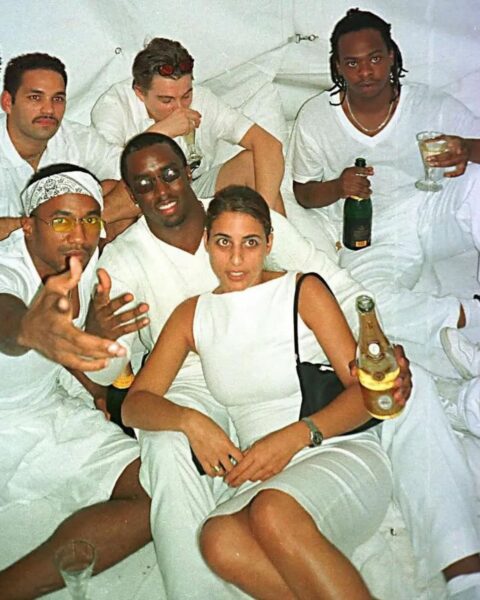 Zdjęcie gwiazd podczas white party. Są ubrani na biało, siedzą na wielkiej kanapie. Na środku siedzi P.Diddy.