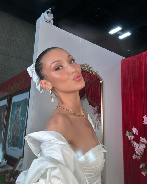 Makijaż Bella Hadid: uśmiechnięta modelka pozuje do selfie.