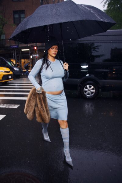New York, NY - Rihanna steps out in the rain, proudly debuting her baby bump ahead of the Met Gala. BACKGRID USA 5 MAY 2025,Image: 995475182, License: Rights-managed, Restrictions: UWAGA - ZDJĘCIA PAPARAZZI. BRAK ZGODY NA WIZERUNEK. PUBLIKACJA NA WYŁĄCZNĄ ODPOWIEDZIALNOŚĆ REDAKCJI. Jesli zdjęcia przedstawiają dzieci - proszę zapikslować ich twarze., Model Release: no, Pictured: Rihanna, Credit line: Diggzy / BACKGRID / Backgrid USA /