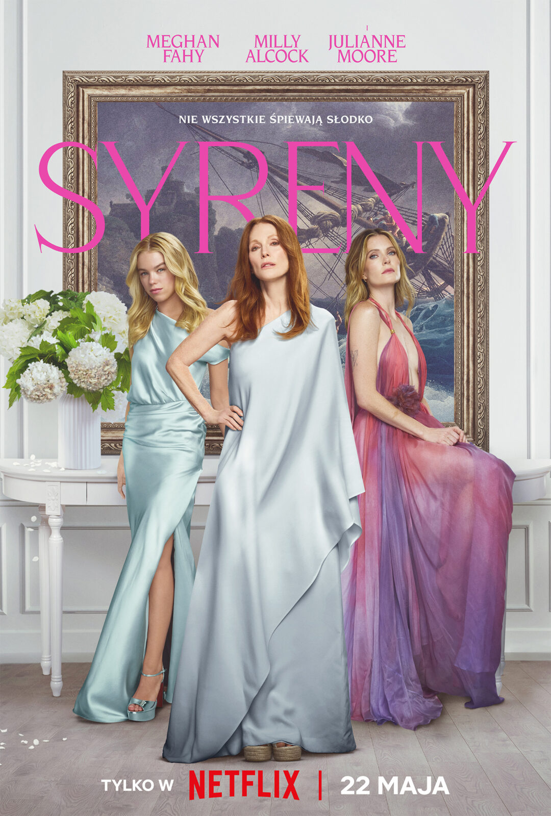 Syreny Netflix zakończenie: Plakat promujący serial "Syreny" (Netflix, 2024) – Trzy główne bohaterki serialu, grane przez Meghan Fahy, Milly Alcock i Julianne Moore, pozują w jedwabnych sukniach w pastelowych kolorach na tle klasycznego obrazu przedstawiającego burzliwe morze i zatopiony statek. Hasło "Nie wszystkie śpiewają słodko" sugeruje mroczny i tajemniczy ton produkcji.
