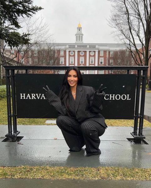 Kim Kardashian studia prawnicze: Celebrytka pozująca w garniturze w prążki pod znakiem Harvard Business School.