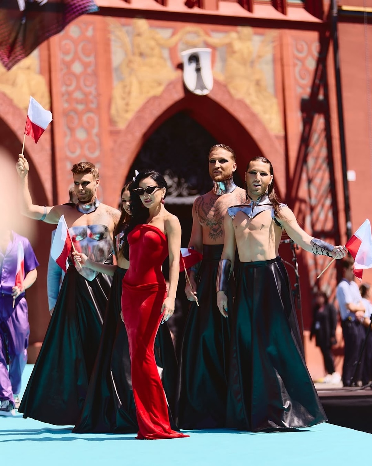 Reprezentacja polski podczas Eurowizji 2025 pozująca do zdjęć.
