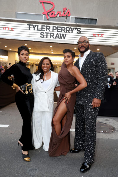 Czwórka osób pozuje przed kinem Paris Theatre pod szyldem filmu „Tyler Perry’s Straw”. Po lewej kobieta w czarnym, aksamitnym stroju z dużym złotym paskiem i szpilkami z metalicznymi zdobieniami. Obok niej kobieta w eleganckim, białym garniturze w paski. Dalej kobieta w dopasowanej, brązowej sukni z głębokim rozcięciem i wysokim upięciem włosów. Po prawej mężczyzna w czarno-białym wzorzystym garniturze i białej koszuli. Wszyscy uśmiechnięci, na tle tłumu i szyldu kinowego z napisem „Netflix” oraz tytułem filmu.