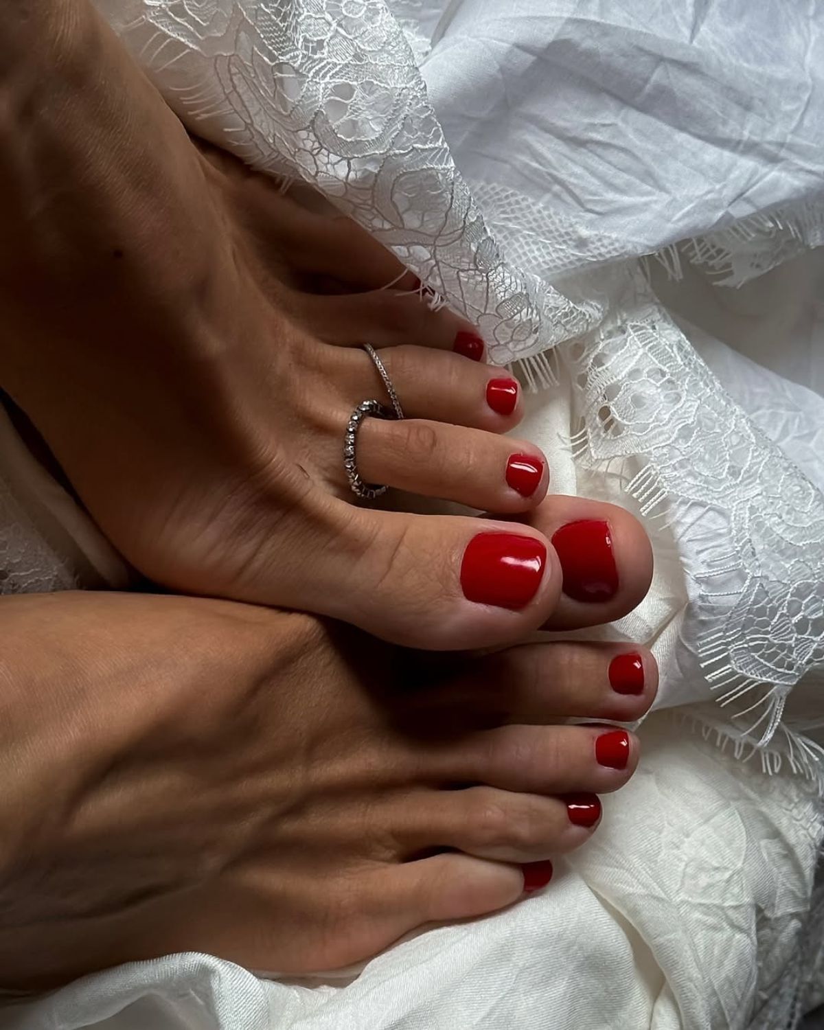 Czerwony pedicure na lato 2025. 10 pięknych propozycji dla każdej karnacji