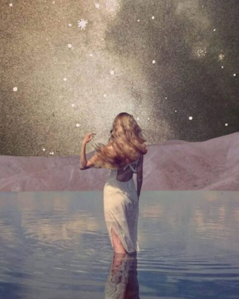 Ilustracja w astrologicznym stylu. Znajduje się na niej kobieta w białej sukni i długich blond włosach, które podrzuciła ręką. Stoi tyłem, w jeziorze. Dookoła niej rozciągają się góry, a w tle widać też nocne niebo pełne gwiazd.