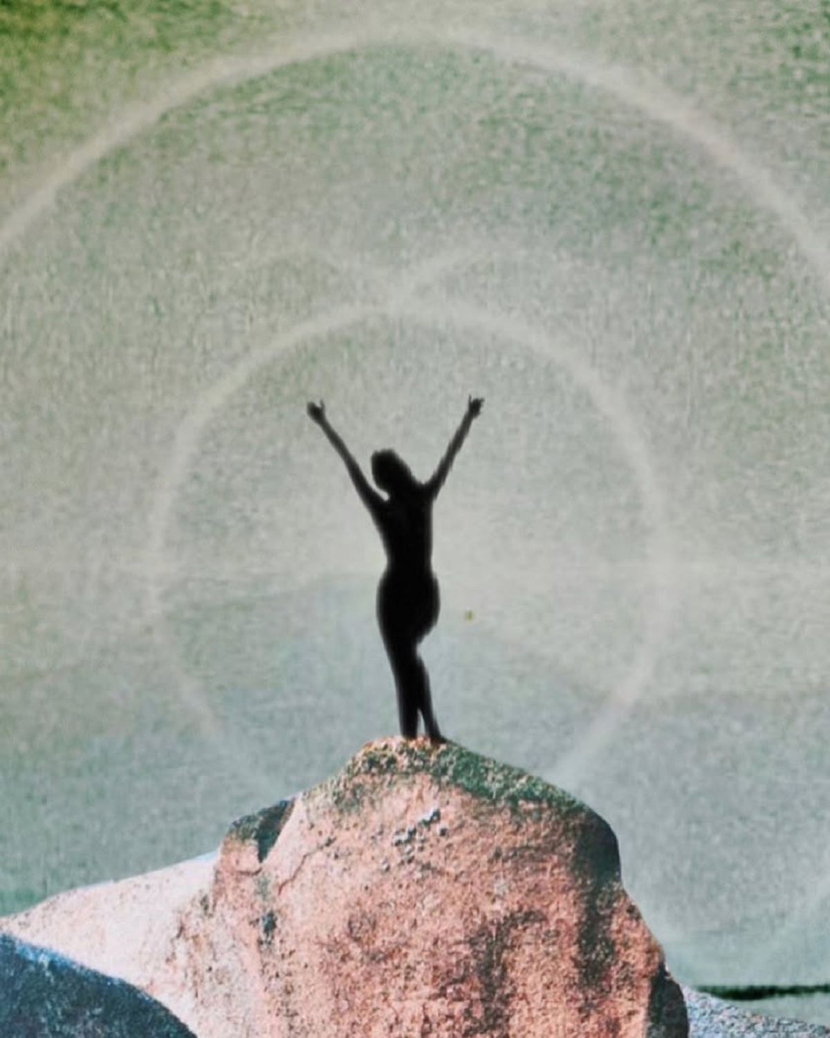Ilustracja w ezoterycznym stylu reprezentująca Saturn w Baranie, horoskop na najbliższe miesiące. Na grafice widać zarys kobiety stojące na skale a tle nieba z okręgami.
