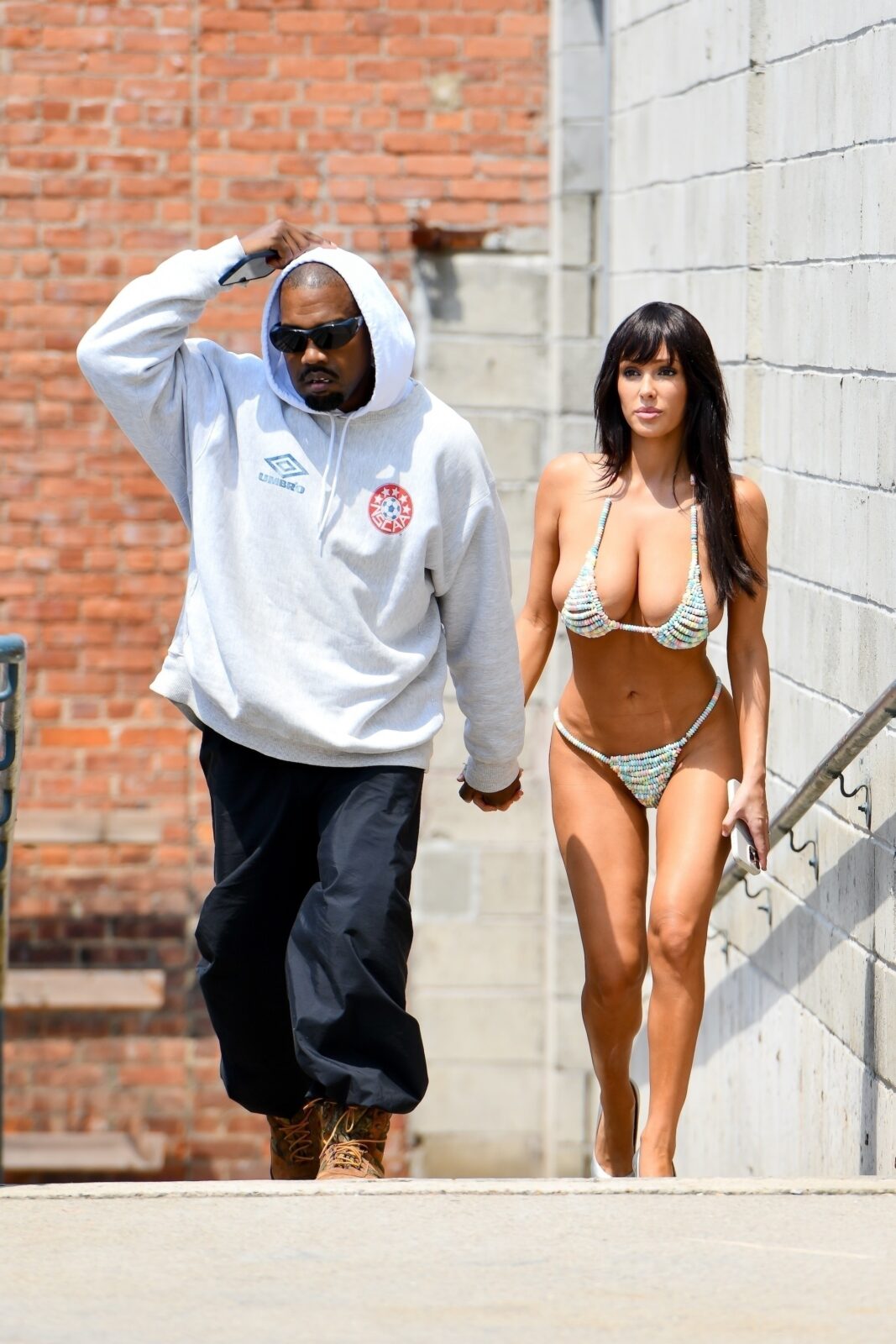 Naga Bianca Censori oraz Kanye West trzymają się za ręce dementując plotki o rozwodzie