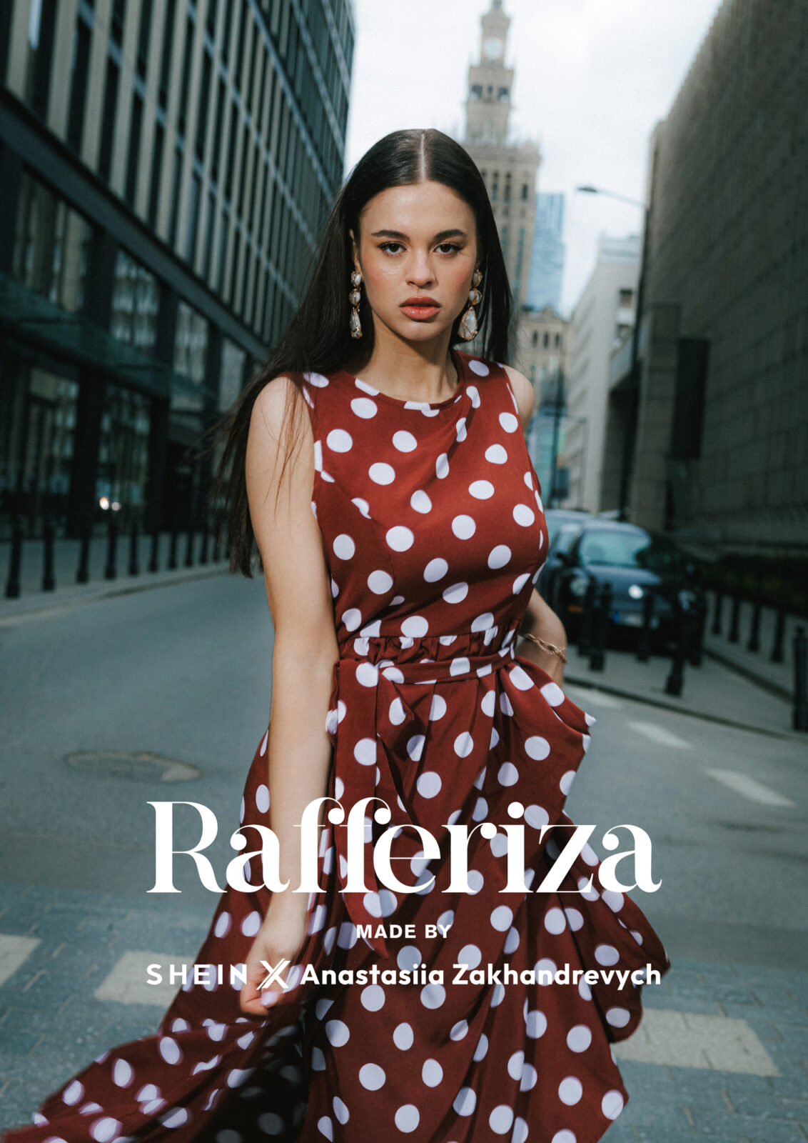 Stylizacje Anastasii Zakhandrevych: Anastasiia Zakhandrevych w brązowej sukience w białe grochy z kolekcji Rafferiza, sfotografowana na ulicach Warszawy z Pałacem Kultury i Nauki w tle. Stylizacja retro w sercu miasta, w duchu nowoczesnej klasyki.