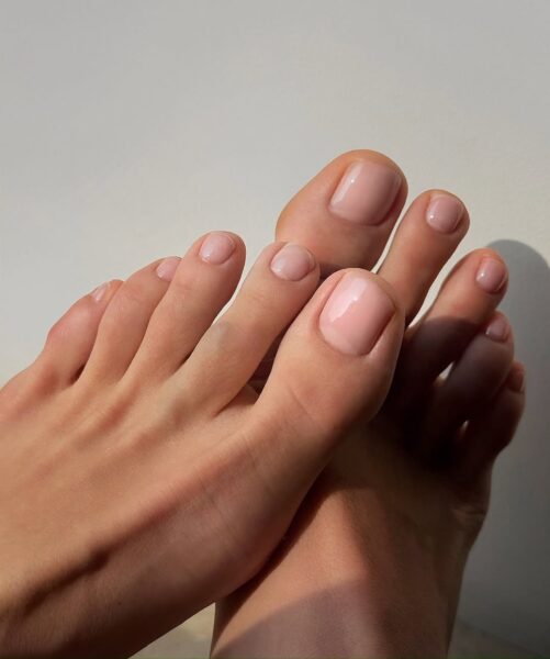 Pedicure na czerwiec 2025: 7 kolorów paznokci u stóp, które rozpoczynają sezon z przytupem
