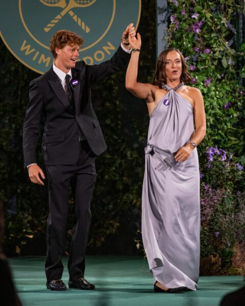 Iga Świątek w perłowej sukni Stelli McCartney i Jannik Sinner w klasycznym garniturze świętują zwycięstwo podczas Balu Mistrzów Wimbledonu 2025. Elegancja spotyka młodą energię mistrzów trawy.