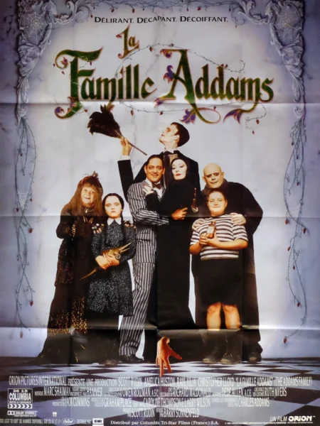 Stylizowany plakat filmu „Rodzina Addamsów” z 1991 roku w wersji francuskiej. Cała ekscentryczna rodzina pozuje wspólnie: Gomez i Morticia Addams stoją w centrum, otoczeni przez Wednesday, Pugsleya, Wujka Festera, Lurcha i Babcię. W tle ozdobne ramy z pajęczynami, a na górze gotycki napis „La Famille Addams”. Plakat utrzymany w ciemnej, teatralnej estetyce z elementami humoru i absurdu, oddający charakterystyczny nastrój filmu.